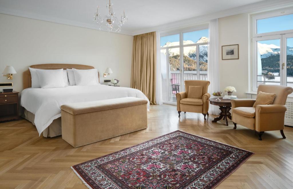 Postel nebo postele na pokoji v ubytování Badrutt's Palace Hotel St Moritz
