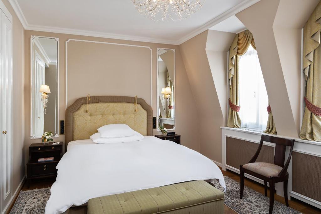 Postel nebo postele na pokoji v ubytování Badrutt's Palace Hotel St Moritz