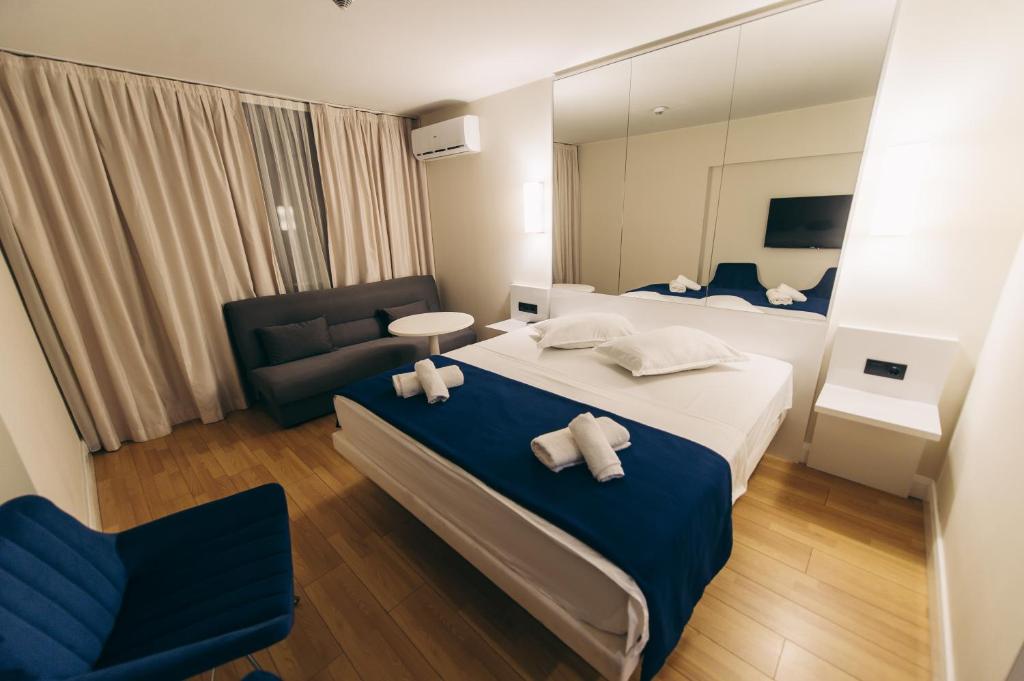 Orbi City Batumi With Sea View tesisinde bir odada yatak veya yataklar