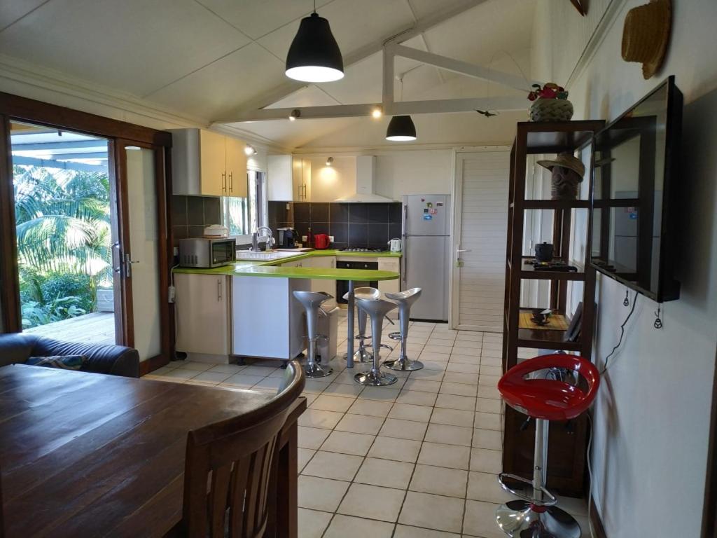 Kuchyň nebo kuchyňský kout v ubytování Lounge des hauts, 3 maisons à L'étang-Salé avec vue sur l'Océan indien et la forêt