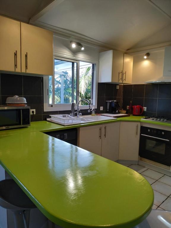 Kuchyň nebo kuchyňský kout v ubytování Lounge des hauts, 3 maisons à L'étang-Salé avec vue sur l'Océan indien et la forêt