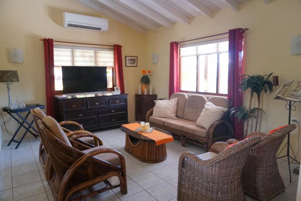 TV a/nebo společenská místnost v ubytování Cariñas Studio Apartments
