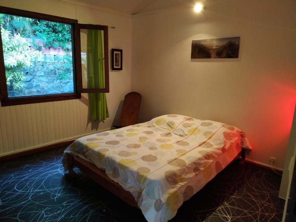 Postel nebo postele na pokoji v ubytování Lounge des hauts, 3 maisons à L'étang-Salé avec vue sur l'Océan indien et la forêt