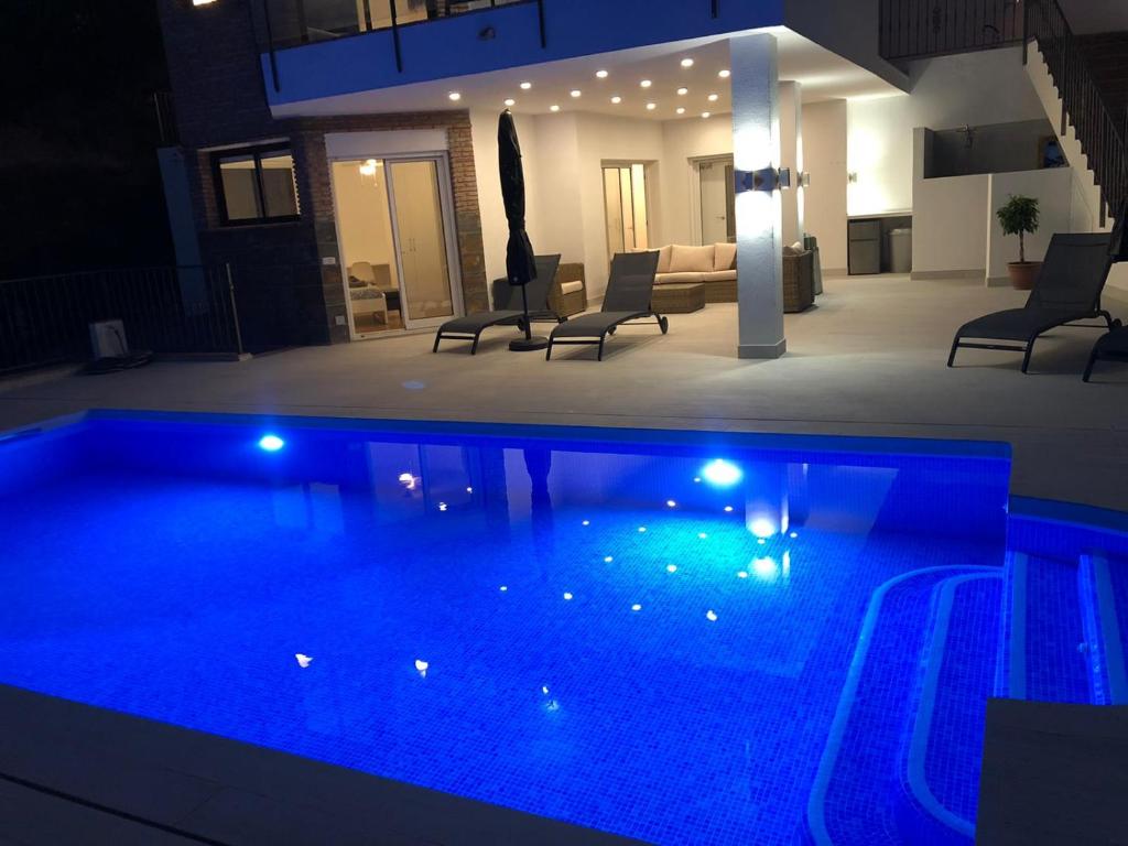 Bazén v ubytovaní Luxury Villa for 12 people alebo v jeho blízkosti