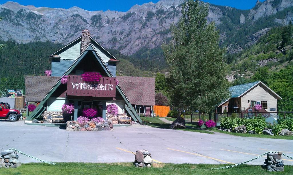 un bâtiment avec un panneau à l'avant dans l'établissement Twin Peaks Lodge & Hot Springs, à Ouray