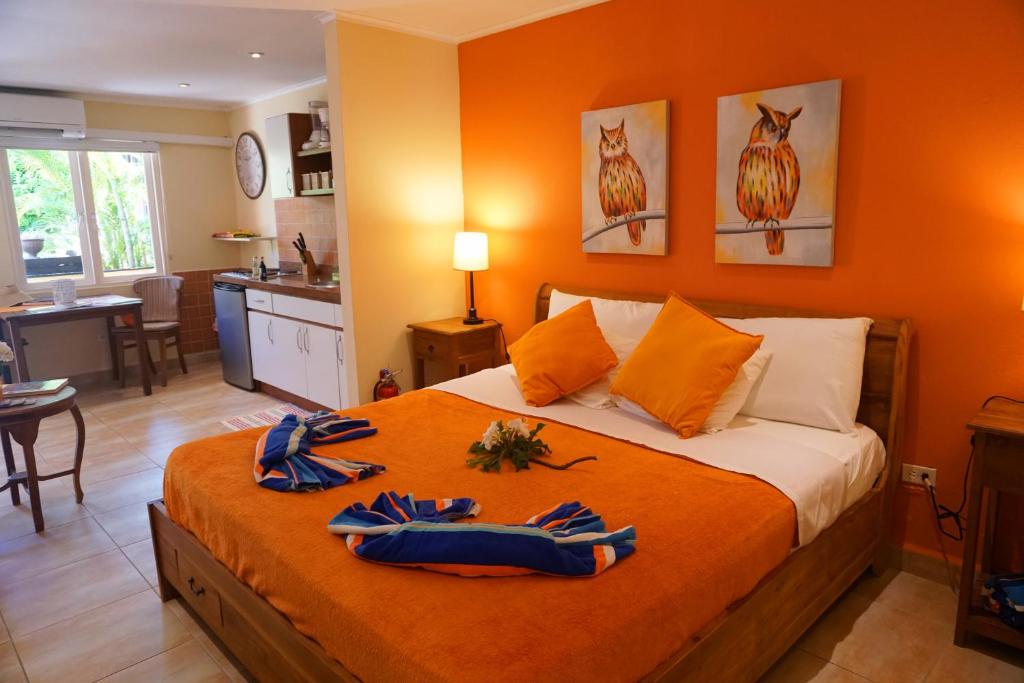 Postel nebo postele na pokoji v ubytování Cariñas Studio Apartments