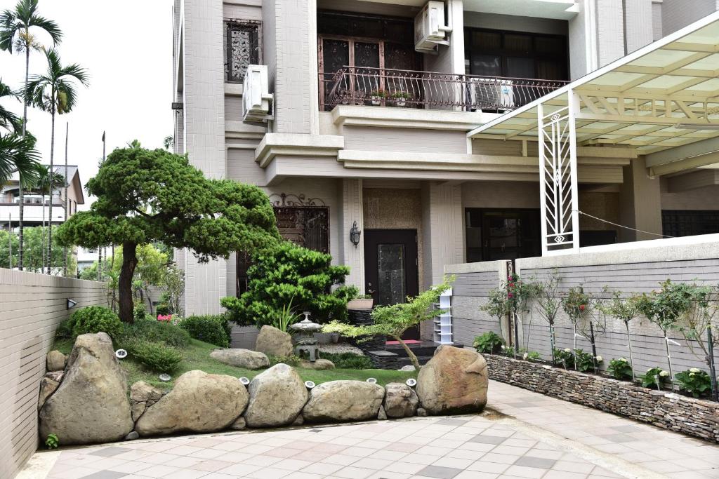 una casa con un jardín delante de ella en 亨泰民宿2-8人包棟, en Chaozhou