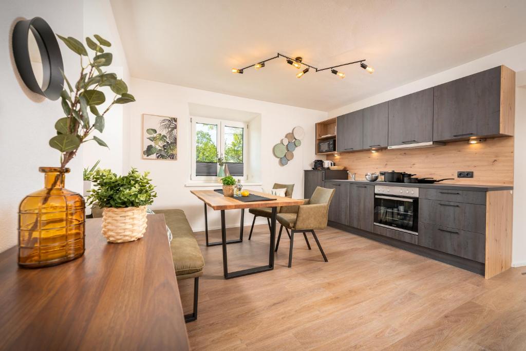 uma cozinha e sala de jantar com mesa e cadeiras em Seelos - Alpine Easy Flats em Mieming