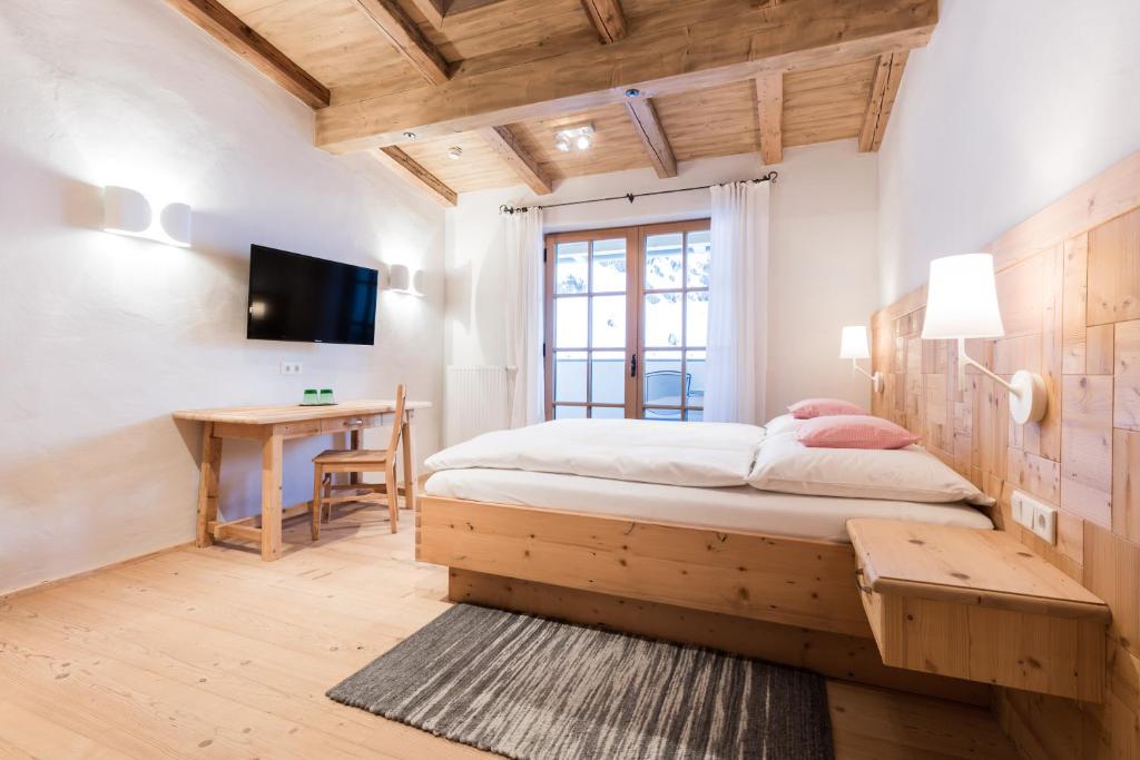 Televízia a/alebo spoločenská miestnosť v ubytovaní Gasthof Weyerhof