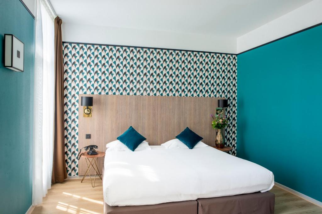 Postel nebo postele na pokoji v ubytování Hôtel Le Bristol