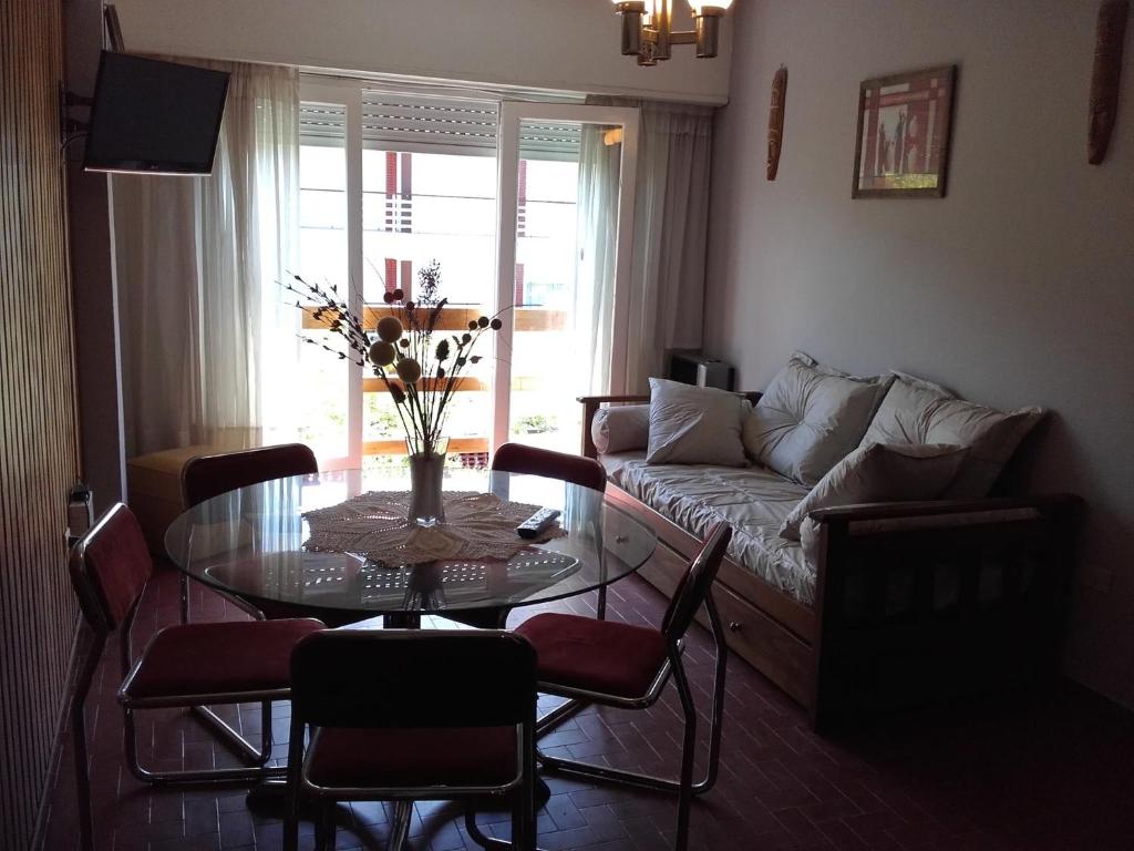 ein Wohnzimmer mit einem Tisch und einem Sofa in der Unterkunft Cerca de Todo in Miramar