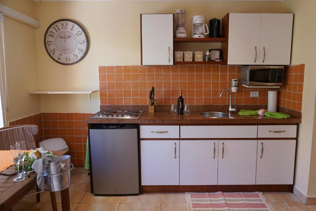 Kuchyň nebo kuchyňský kout v ubytování Cariñas Studio Apartments