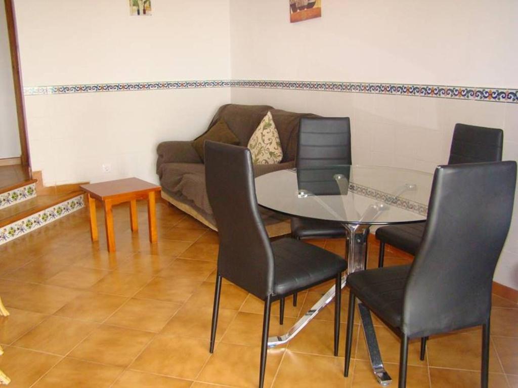 sala de estar con mesa y sofá en Casa Este - Semi-detached 2 bedroom villa - great for smaller groups, en Son Bou