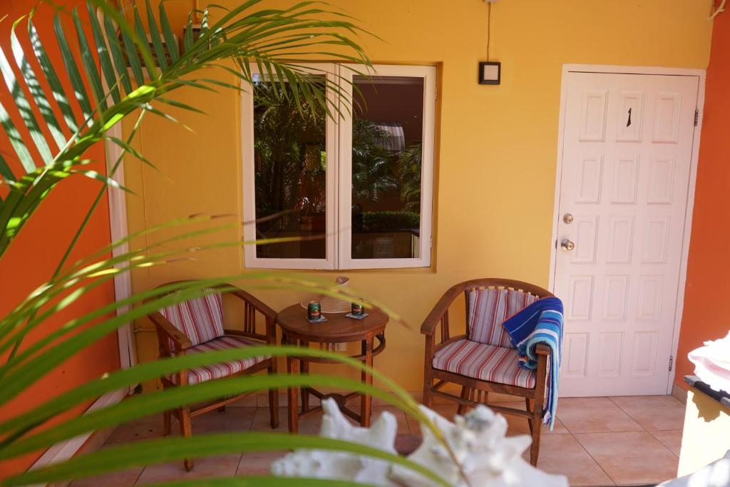 Posezení v ubytování Cariñas Studio Apartments