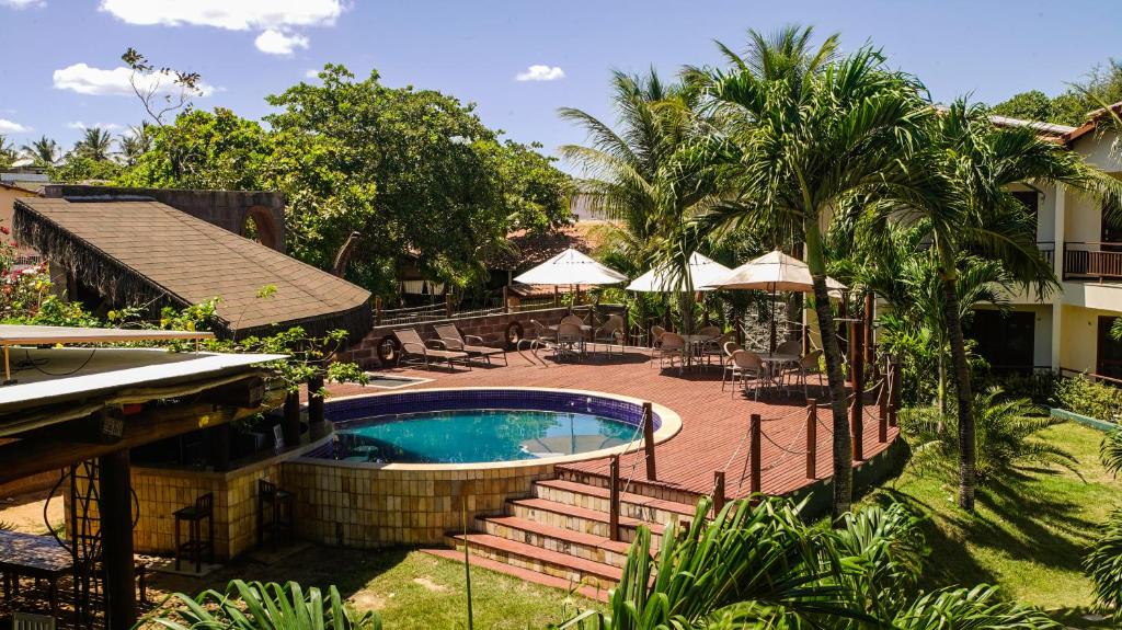 un complejo con piscina y patio en Kanaloa Pousada, en Jericoacoara