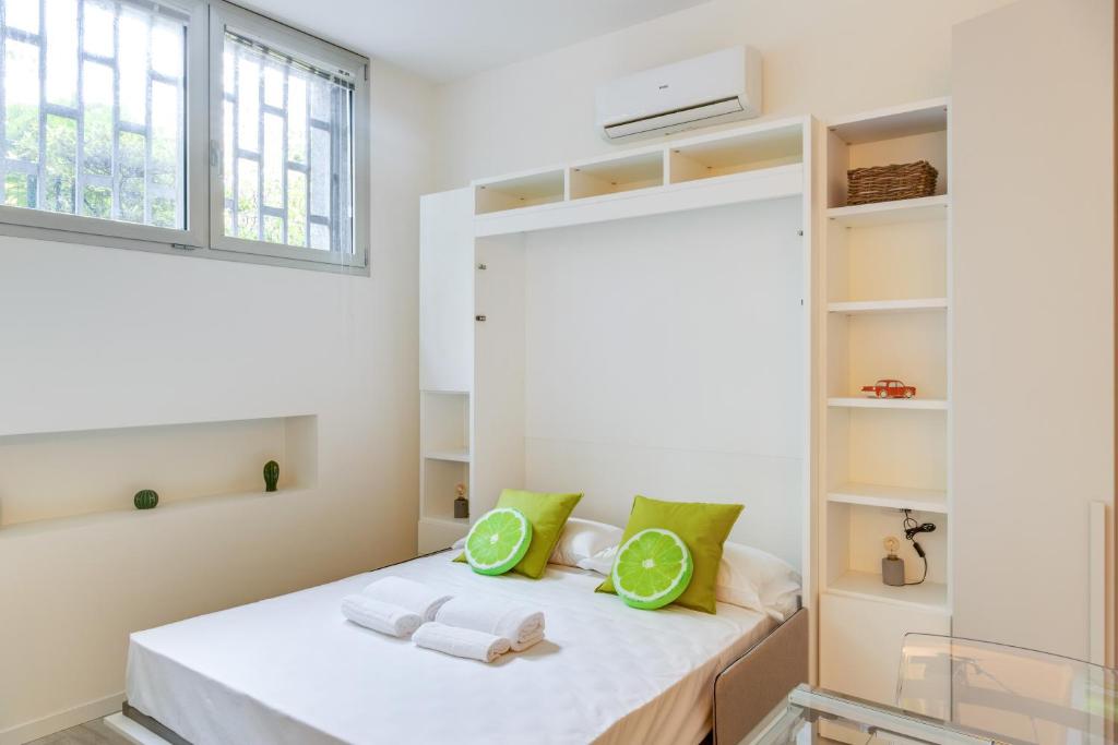 ミラノにあるModernissimo Loft in Porta Romana, a 200m dalla Bocconiのベッドルーム1室(緑の枕が付くベッド1台付)