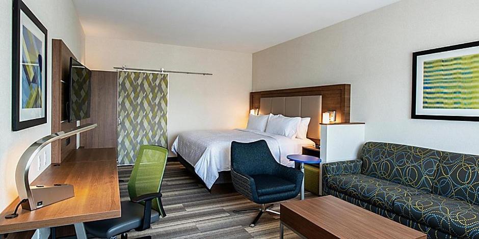 Postel nebo postele na pokoji v ubytování Holiday Inn Express & Suites - Brandon by IHG