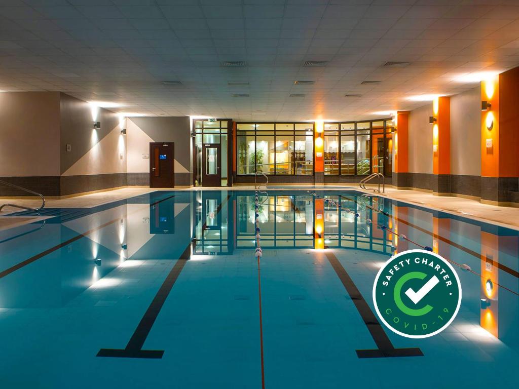 Bazén v ubytování Claregalway Hotel nebo v jeho okolí