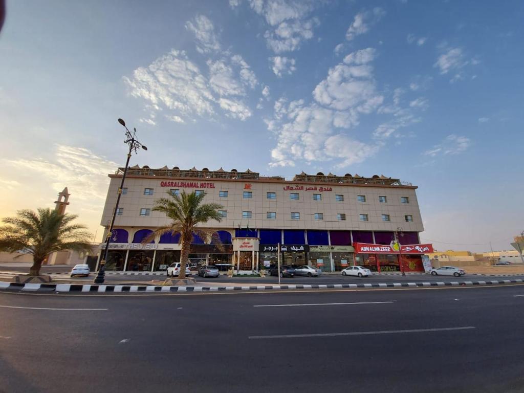 ein großes Gebäude an der Straßenseite in der Unterkunft Qasr Alshamal Hotel in Arar