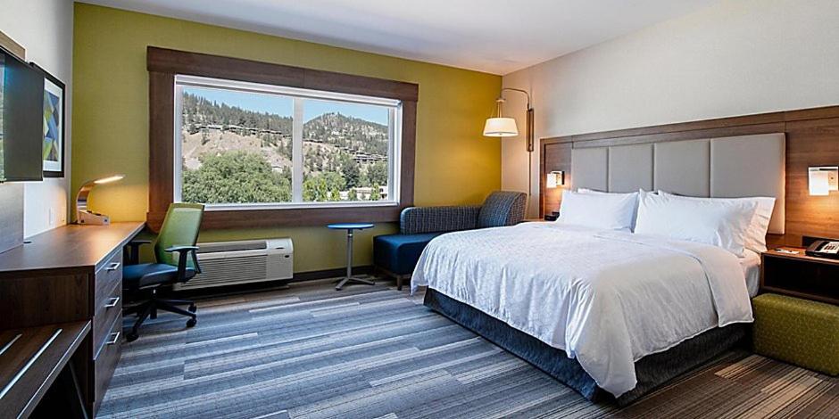 Postel nebo postele na pokoji v ubytování Holiday Inn Express & Suites - Brandon by IHG