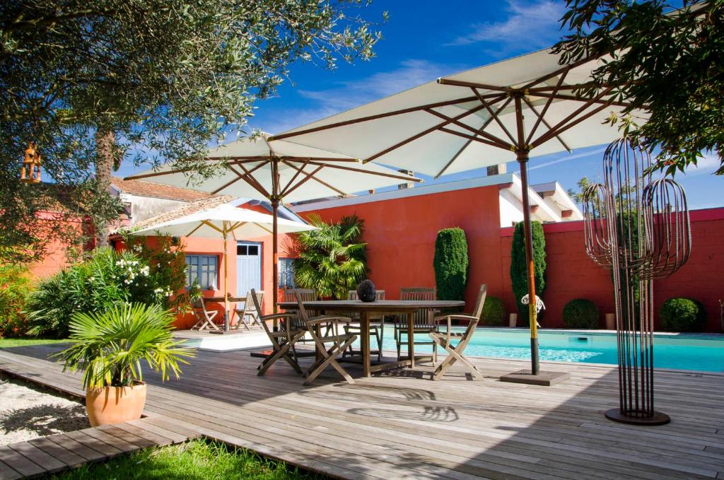 La Ferrade Chambres d'Hôtes B&B - Habitación Doble O Twin Con Vistas A La Piscina