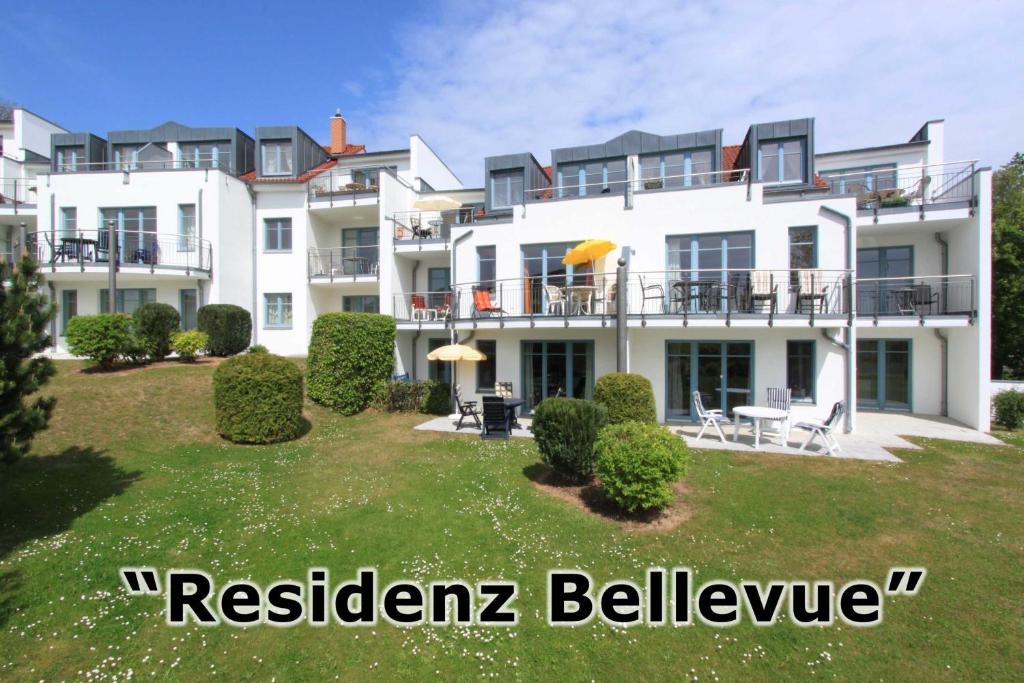 een groot wit huis met een grote tuin bij Residenz Bellevue Fewo 41 Fewo cc Herrmann in Zinnowitz