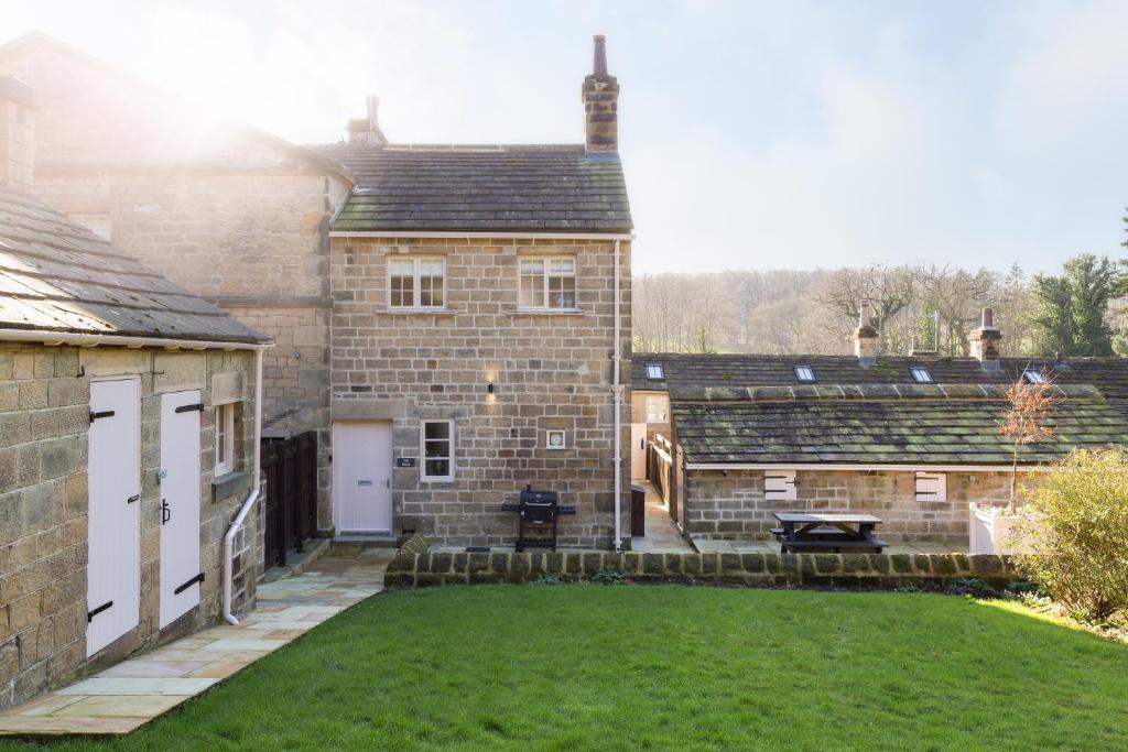 Oak House, A mini Harewood House and perfect for brides and grooms