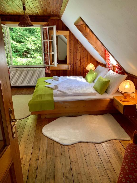 Posteľ alebo postele v izbe v ubytovaní Das AlplResort "ALMfrequenz"