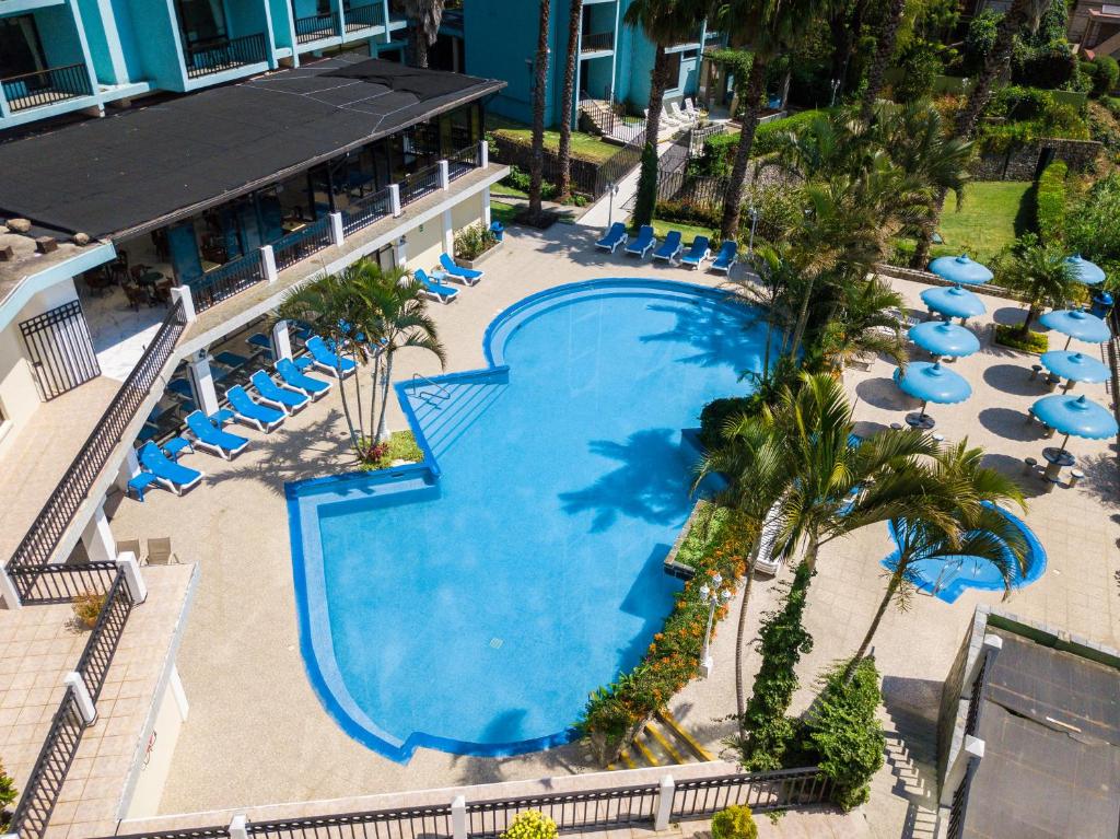 an overhead view of a swimming pool at a resort at Apartamento Torres de Atitlan in Panajachel