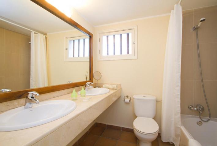 A bathroom at Charming Lanzarote Villa Casa Tingu 3 Bedrooms Heated Private Pool Centre Of Resort Puerto Del Carmen