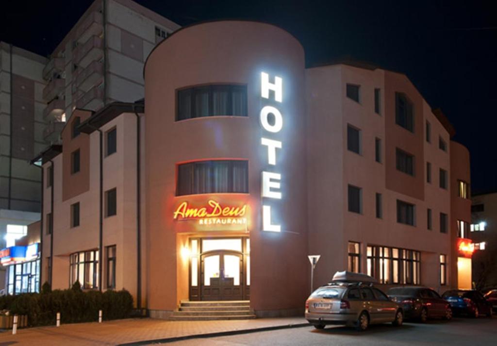 un bâtiment avec un panneau indiquant l'entrée d'un hôtel dans l'établissement Hotel AmaDeus, à Focşani