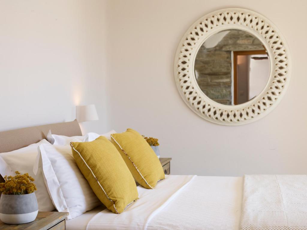 Postel nebo postele na pokoji v ubytování Aeolis Tinos Suites