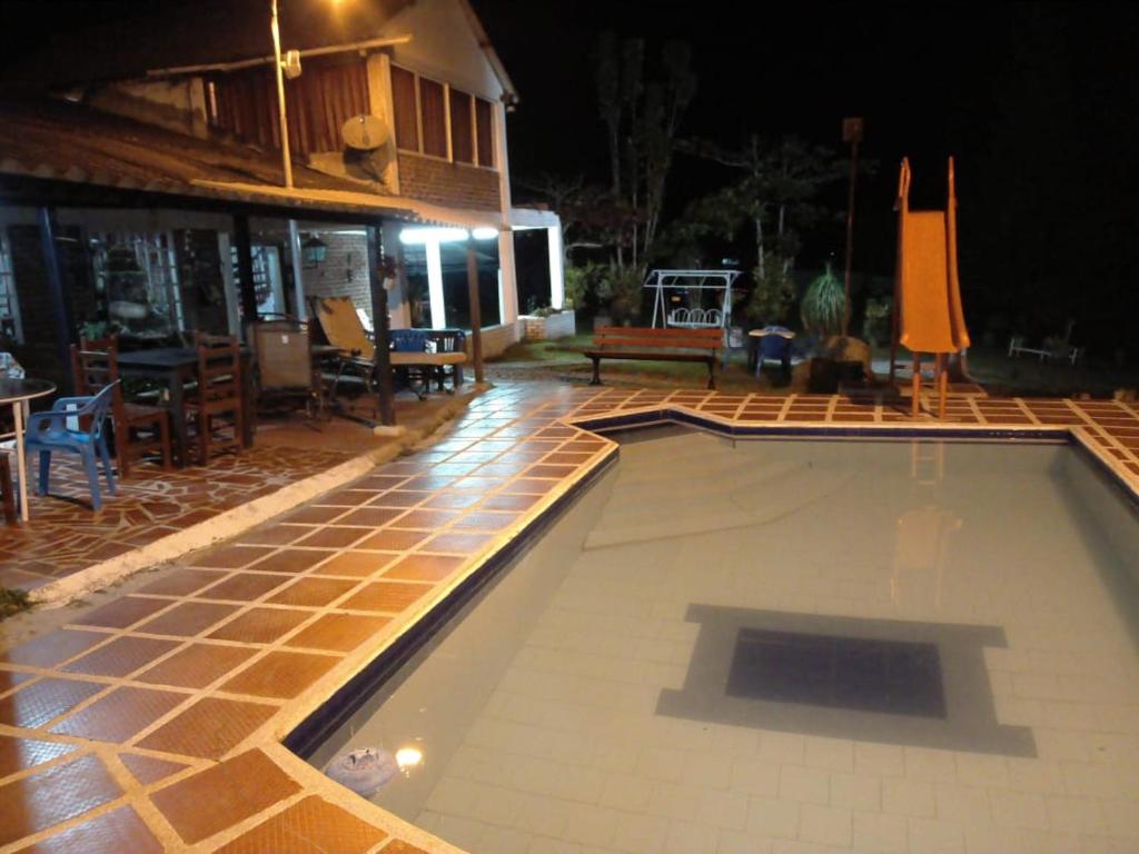 una piscina frente a una casa por la noche en Villa Kyra, en Calima