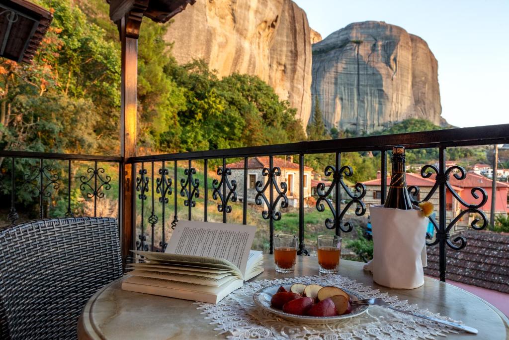 uma mesa com um livro e uma taça de fruta em San Giorgio Villa em Kalabaka