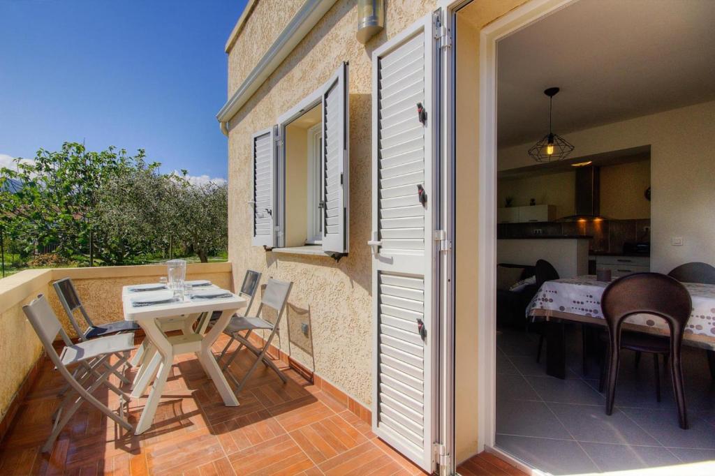 a patio with a table and chairs on a balcony at Appartement de 2 chambres avec jardin clos et wifi a Taglio Isolaccio in Taglio-Isolaccio