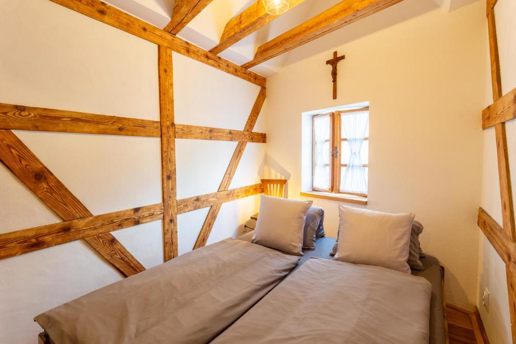 Postel nebo postele na pokoji v ubytování Apartments No 126 Loket