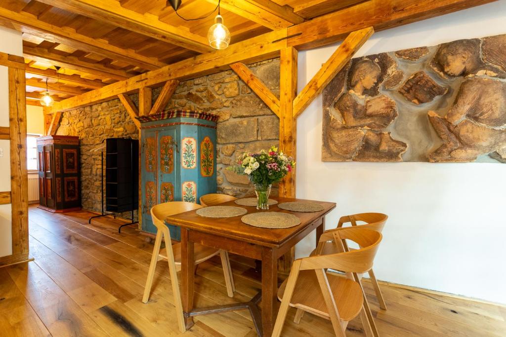 - une salle à manger avec une table et des chaises en bois dans l'établissement Apartments No 126 Loket, à Loket