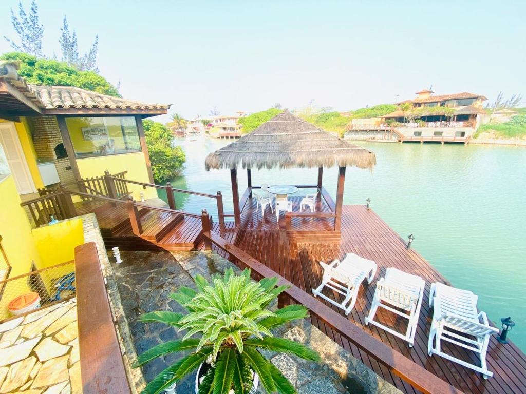  Linda casa na beira do canal de buzios