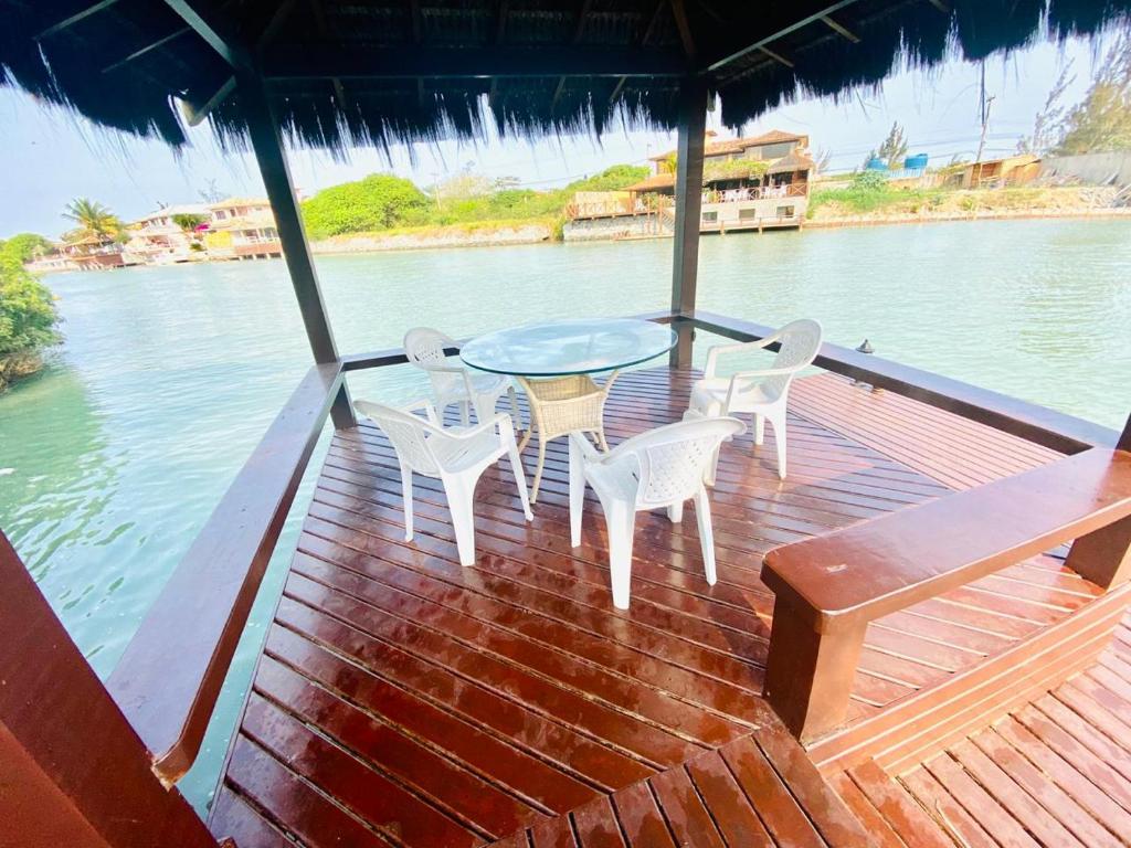  Linda casa na beira do canal de buzios