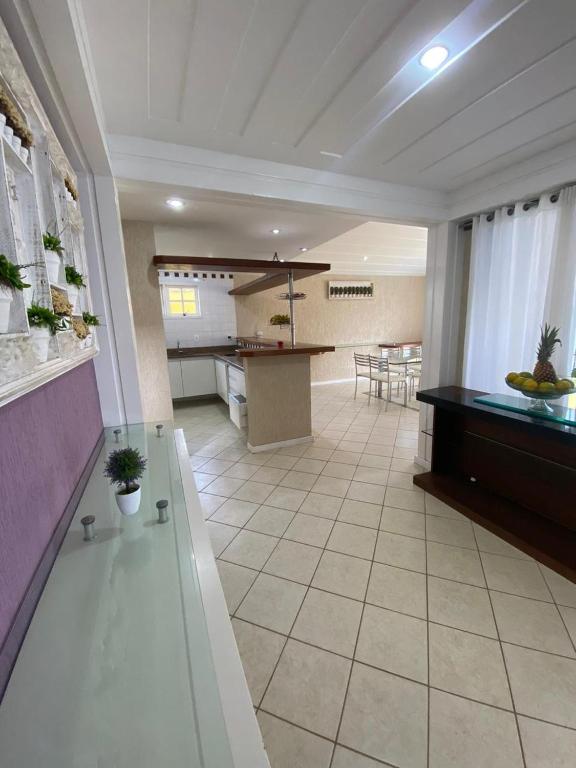  Linda casa na beira do canal de buzios