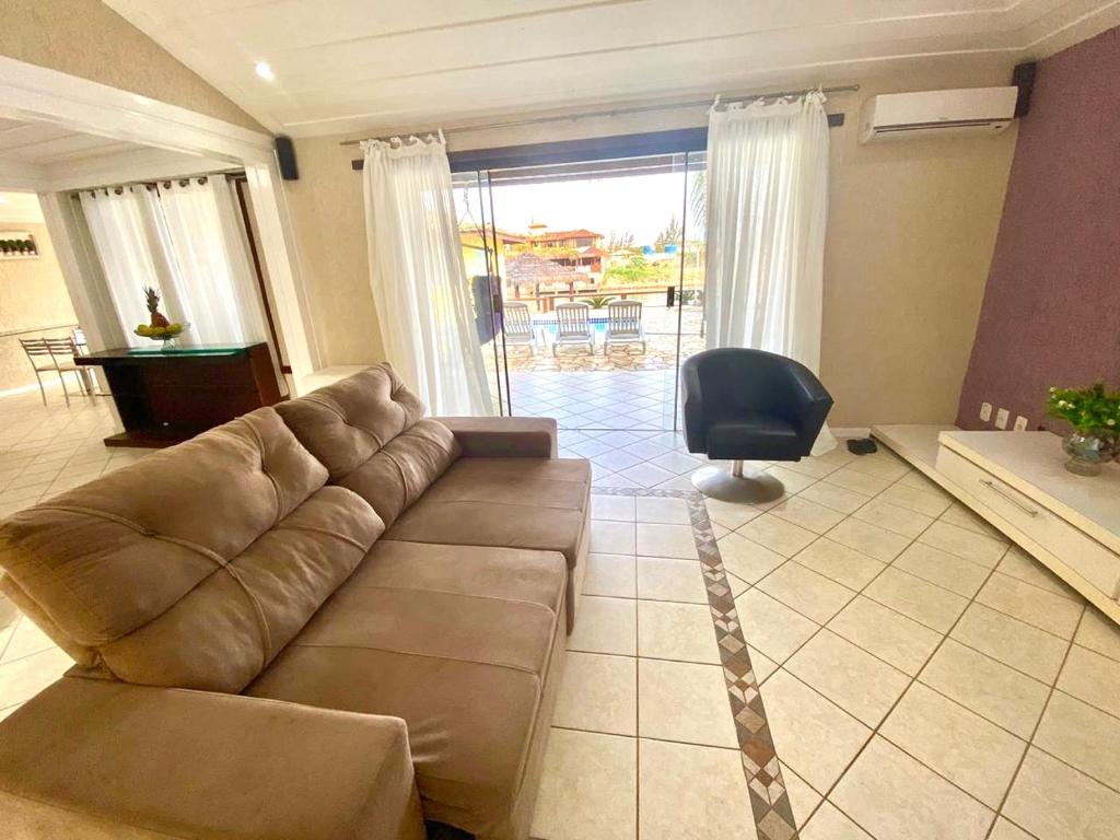  Linda casa na beira do canal de buzios