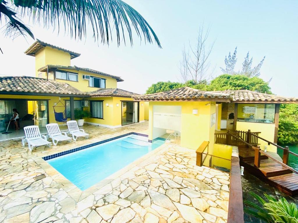  Linda casa na beira do canal de buzios