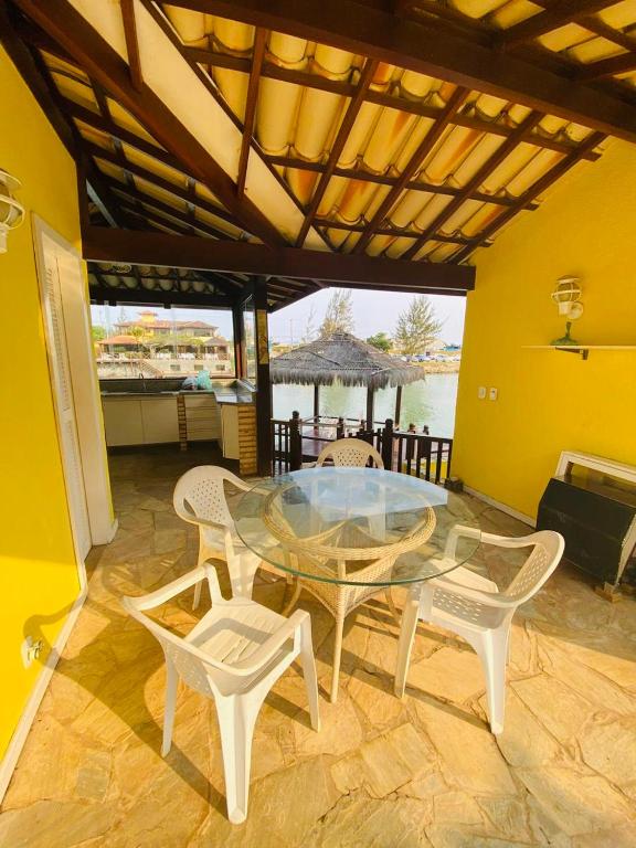  Linda casa na beira do canal de buzios