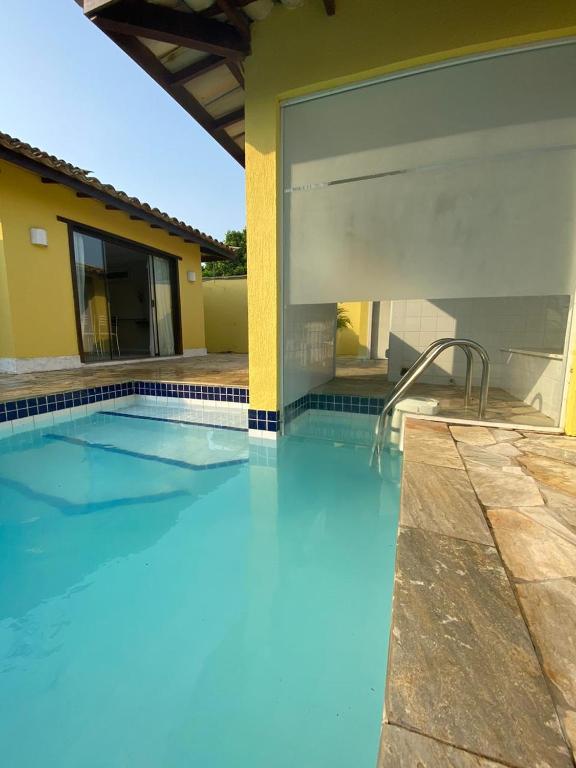  Linda casa na beira do canal de buzios