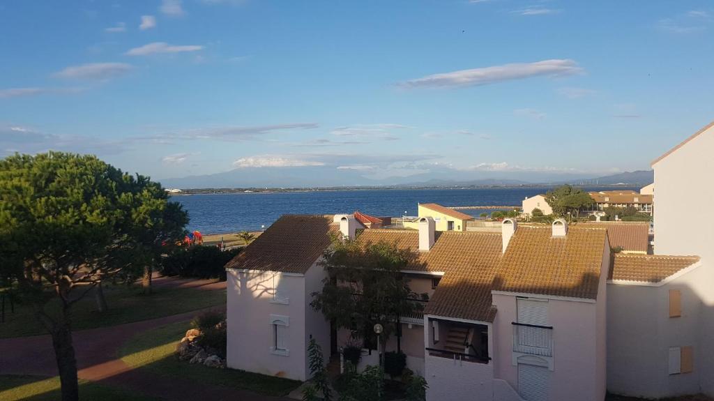 een uitzicht op een huis en het water bij cap coudalere in Le Barcarès