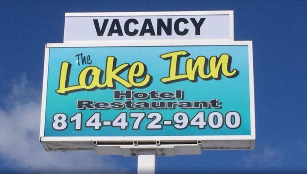 un letrero para un restaurante de hotel de la posada del lago en Lake Inn, en Ebensburg