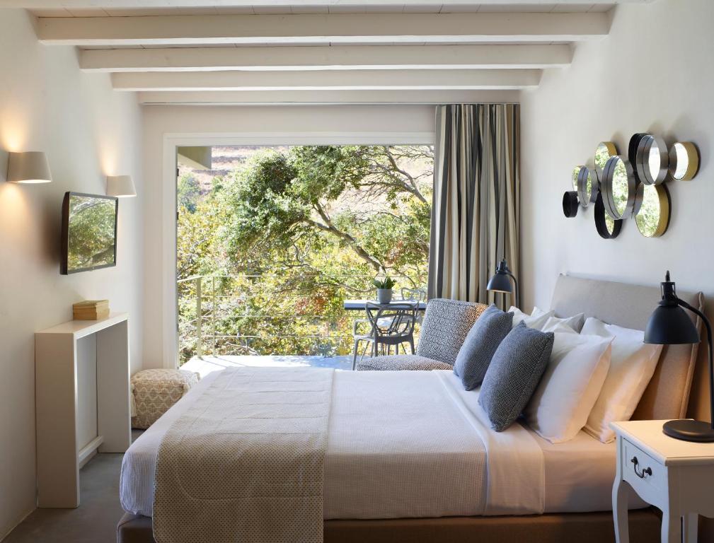 Postel nebo postele na pokoji v ubytování Aeolis Tinos Suites