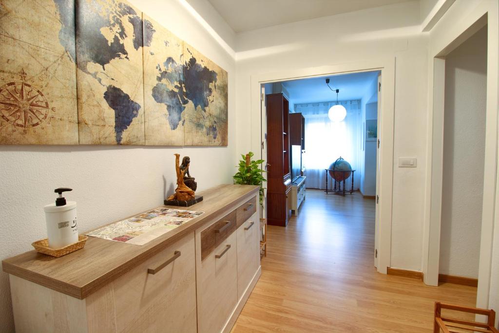 una cocina con un mapa del mundo en la pared en Cuencaloft paseo del Huecar, en Cuenca