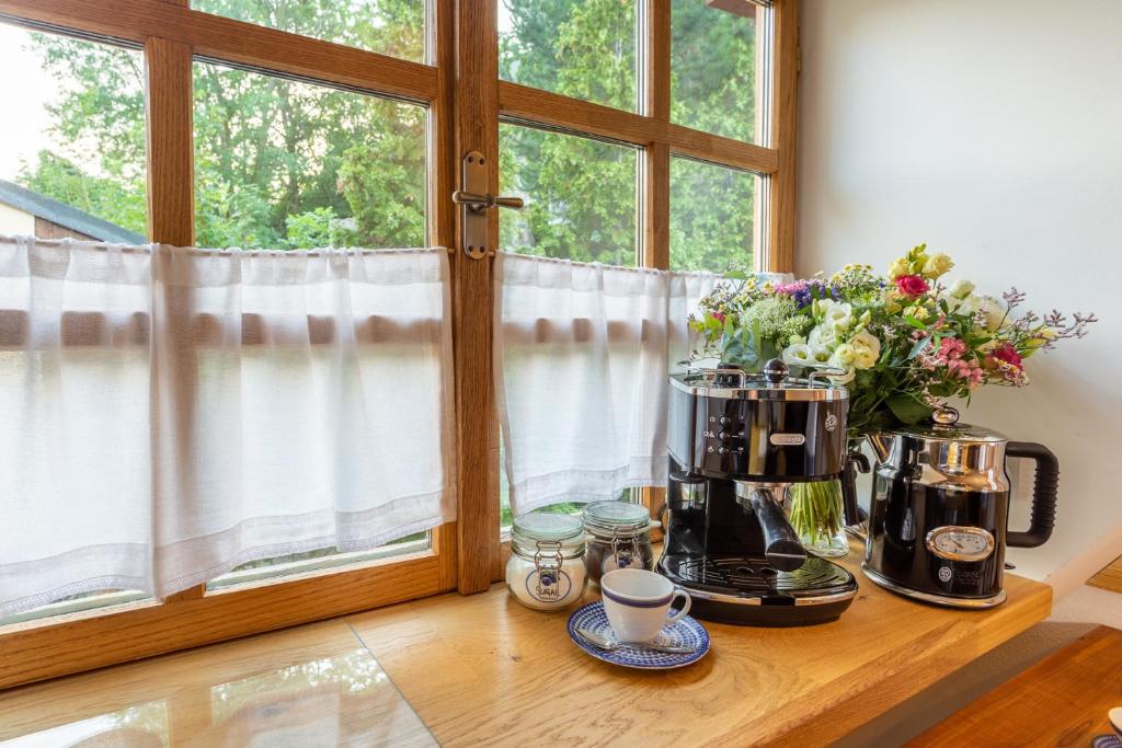 Příslušenství pro přípravu čaje a kávy v ubytování Apartments No 126 Loket