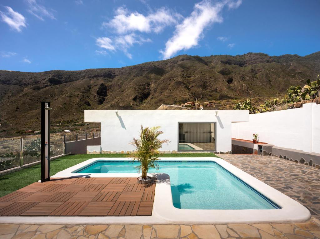 une villa avec une piscine en face d'une montagne dans l'établissement JVG VILLAS - Villa Joval, à Güimar